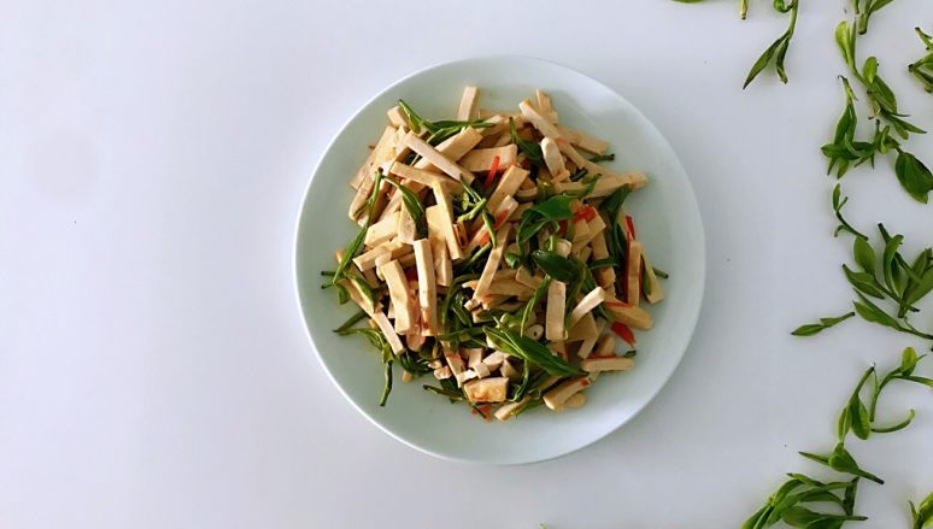 菜內加入新鮮茶葉，春天里最清新淡雅的味道