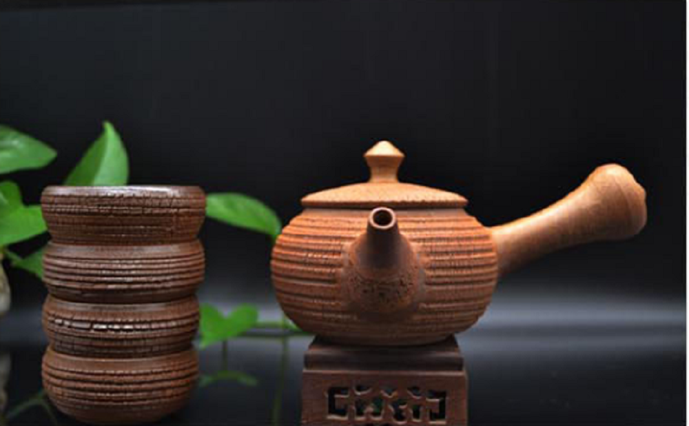 大宋定窯的這款開裂壺，隨壺贈(zèng)送四個(gè)精美的開裂杯