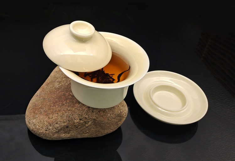 大宋定窯設(shè)計(jì)的白瓷蓋碗，白中閃黃，溫潤(rùn)如玉