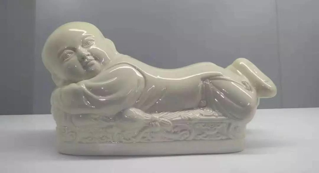 大宋定窯設(shè)計(jì)的定窯孩兒枕，與故宮博物院收藏的基本相似