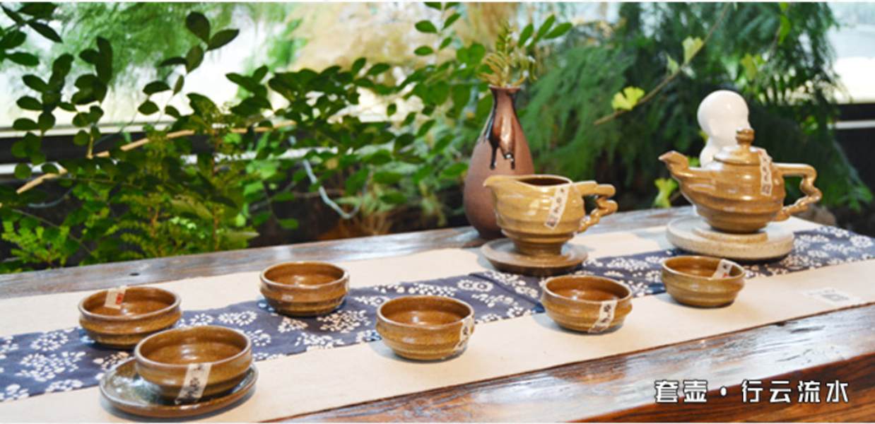大宋定窯設(shè)計的心云流水茶具套裝擺放在茶臺上